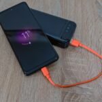 Batterie externe en charge pour smartphone