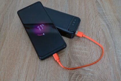 Batterie externe en charge pour smartphone