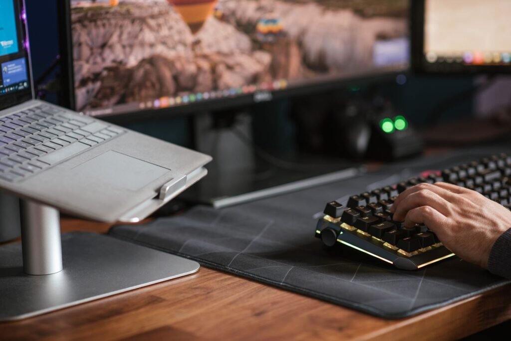 Les 5 gadgets indispensables pour le télétravail en 2025