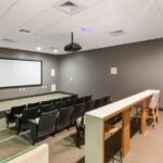 Comment choisir un écran de projection : le modèle idéal pour votre vidéoprojecteur